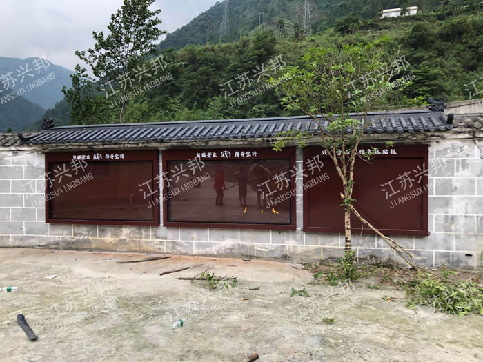 江蘇興邦-四川雅安景區(qū)仿古掛墻宣傳欄安裝案例